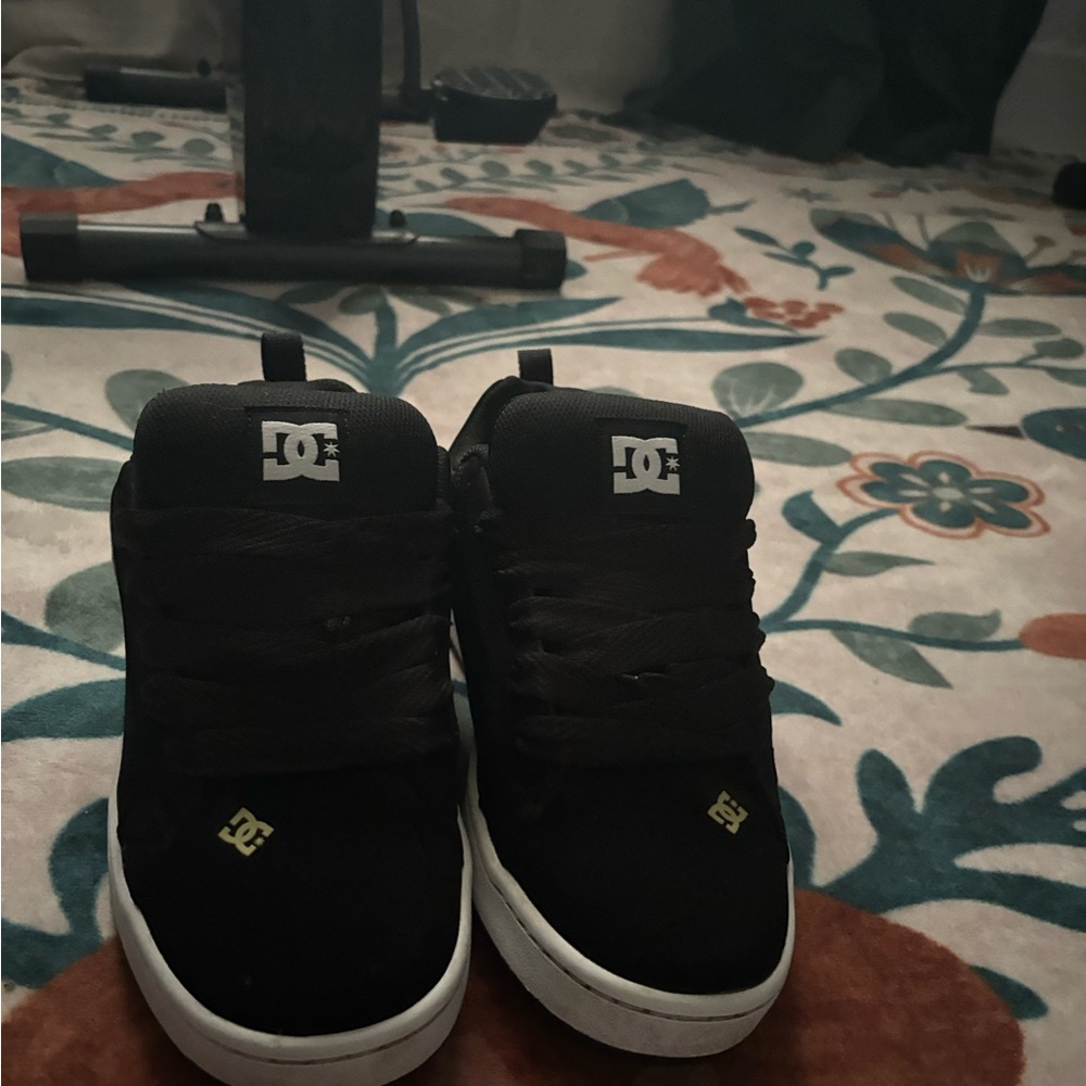 DC Black and White size 9
